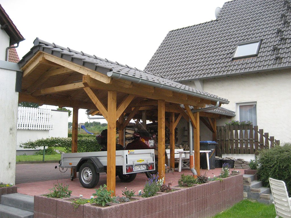 Vordach aus Holz mit Bedachung